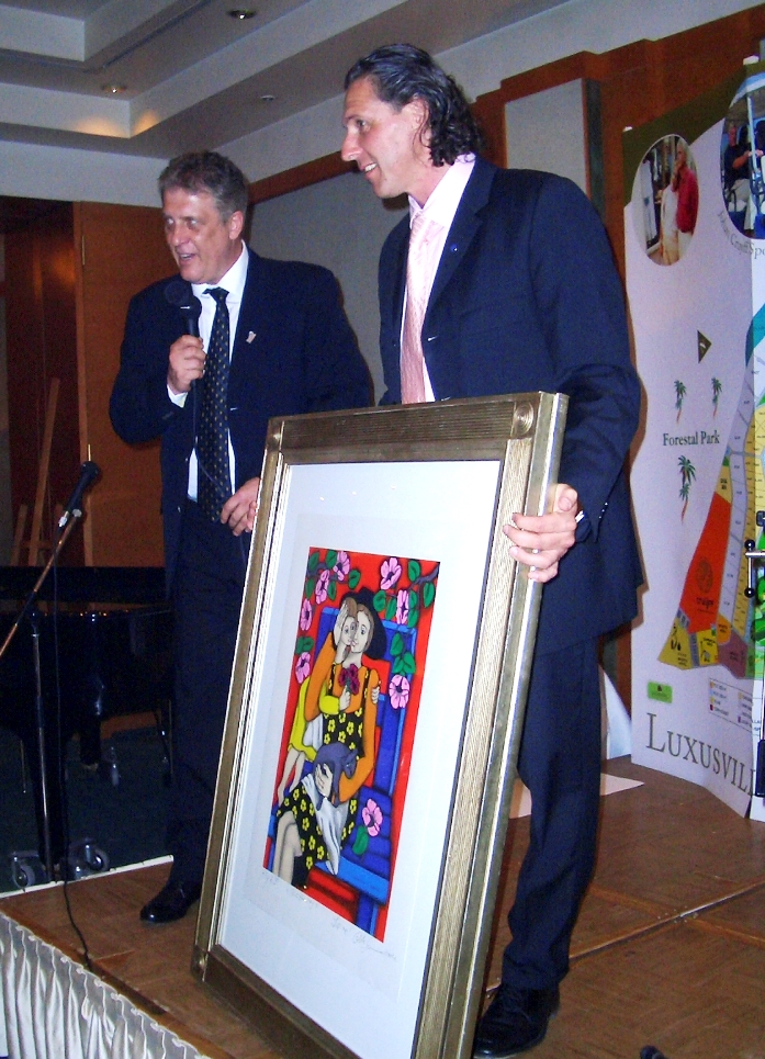 2004 UNESCO GALA Rainer Tönnies versteigert Gemälde von Elke Sommer