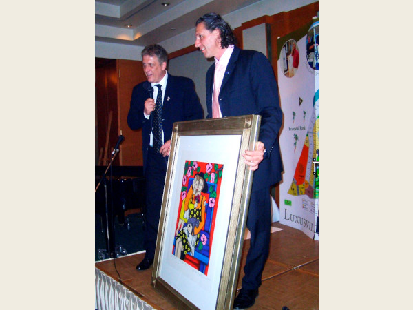 2004 UNESCO GALA Rainer Tönnies versteigert Gemälde von Elke Sommer