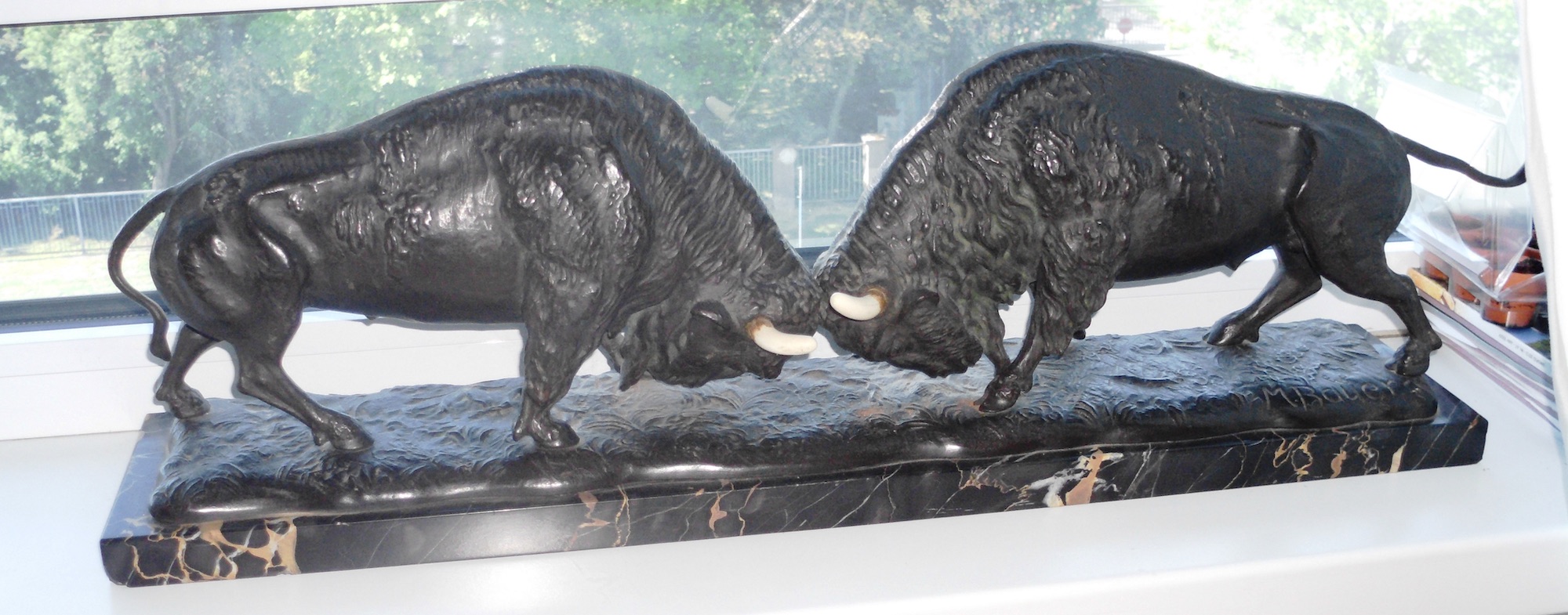 Kampf der Büffel, Bronze, um 1930, signiert M. Bauer