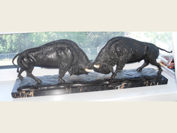 Kampf der Büffel, Bronze, um 1930, signiert M. Bauer