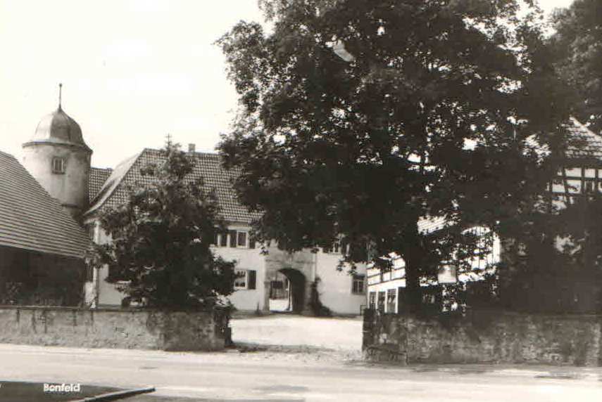 Moebellager im Schlosshof in Bonfeld...